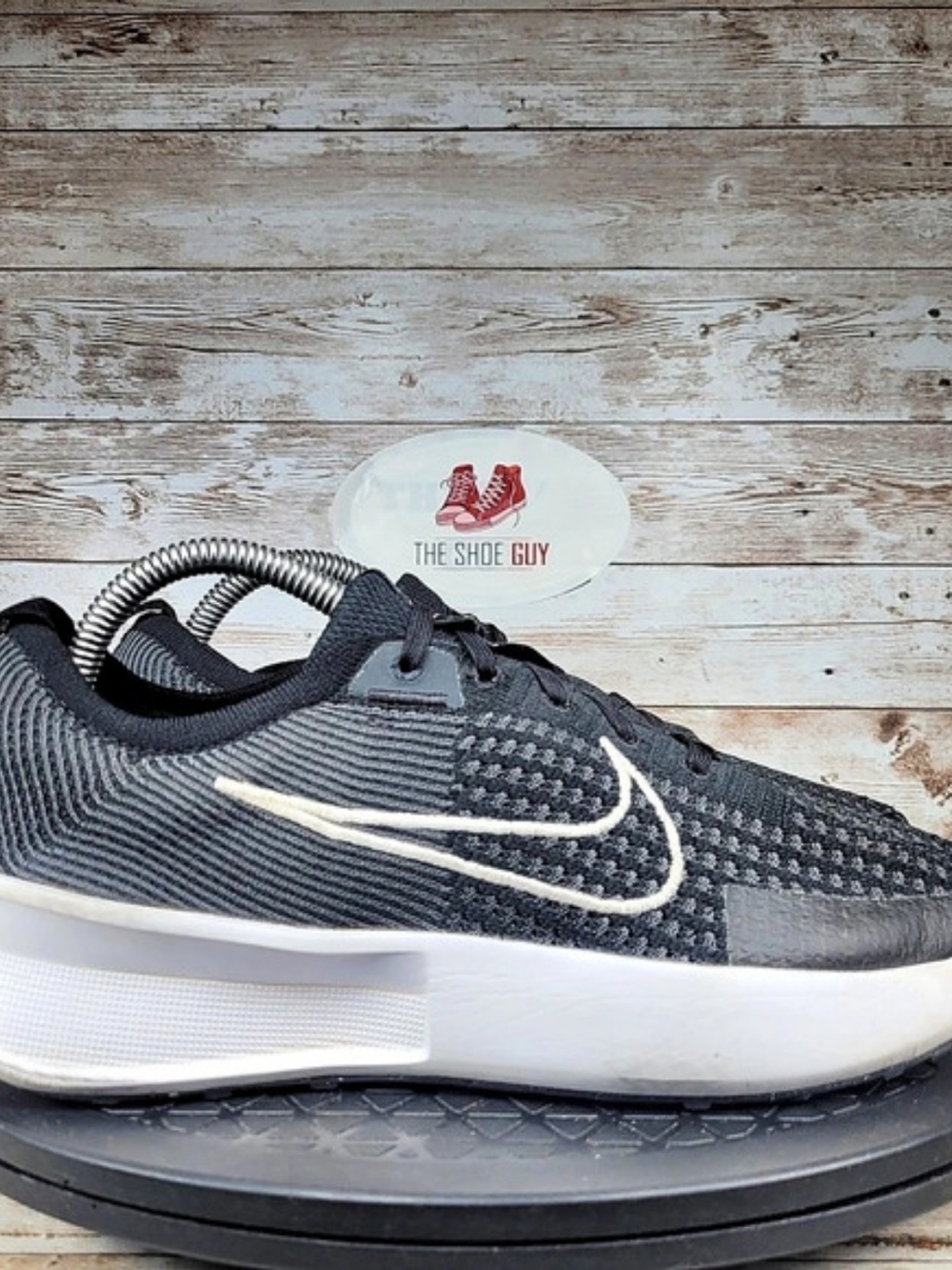 Nike Interact Run Sneakers Womens Sz 8.5 Black White Athletic Road Running Shoes